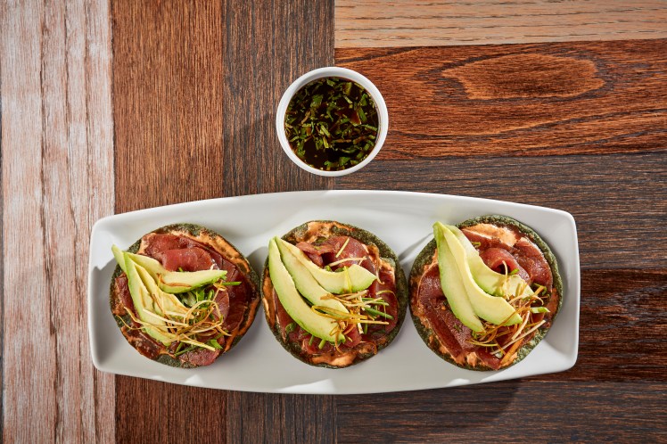 Tostadas de at£n, sobre tostadas de ma°z azul con mayonesa de chipotle y poro frito